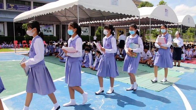 ดอกไม้หนังสือไหว้ครู  แทนกรวยดอกไม้สร้างก้าวแรกการเป็นผู้ให้