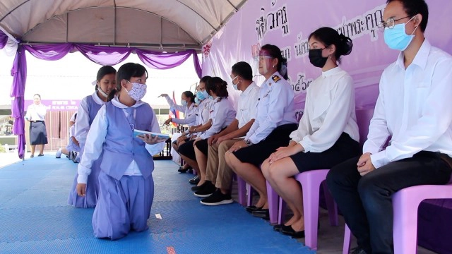 ดอกไม้หนังสือไหว้ครู  แทนกรวยดอกไม้สร้างก้าวแรกการเป็นผู้ให้