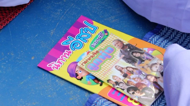 ดอกไม้หนังสือไหว้ครู  แทนกรวยดอกไม้สร้างก้าวแรกการเป็นผู้ให้