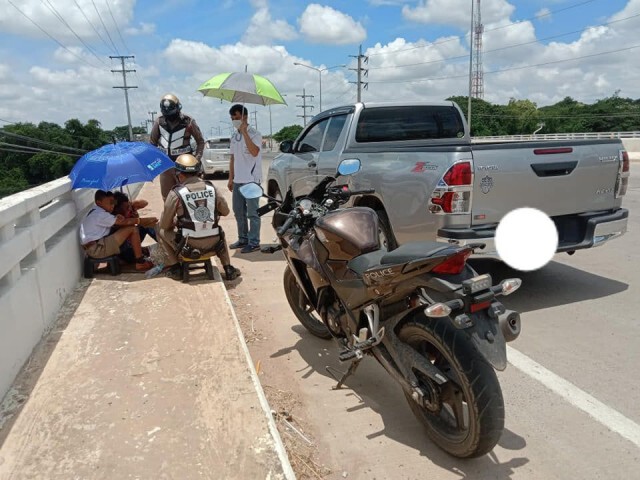 ยายเครียดคดีค้ำประกันพาหลานนั่งตากแดดกลางสะพาน