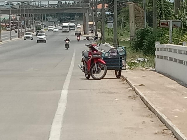 ยายเครียดคดีค้ำประกันพาหลานนั่งตากแดดกลางสะพาน
