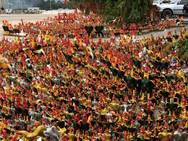 แห่แชร์ภาพควันประทัดแก้บน "ไอ้ไข่" ลอยโขมงเป็นรูปไก่สิ่งแก้บน