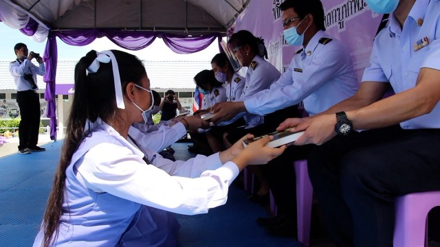 ดอกไม้หนังสือไหว้ครู  แทนกรวยดอกไม้สร้างก้าวแรกการเป็นผู้ให้