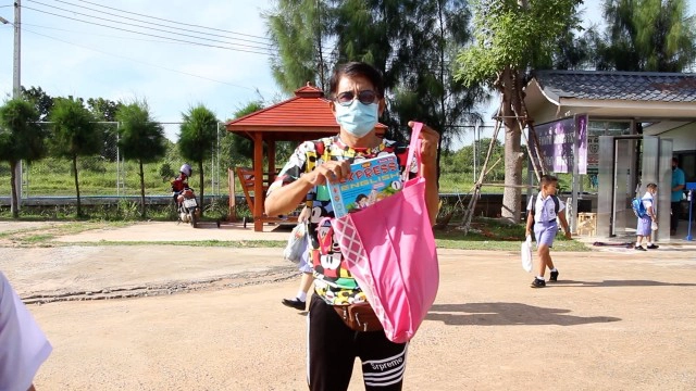 ดอกไม้หนังสือไหว้ครู  แทนกรวยดอกไม้สร้างก้าวแรกการเป็นผู้ให้