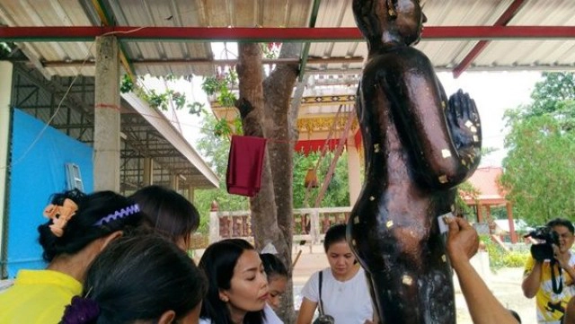 ไอ้ไข่แห่งวัดเนินมะค่าสร้างอภินิหาร คอหวยแห่ขอเลขเด็ดแน่นวัด