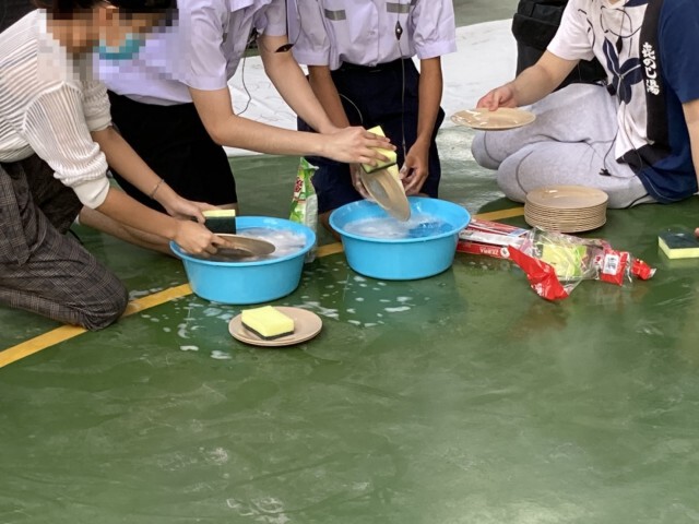 ม็อบแฮมทาโร ล้างจานโชว์ ใต้สะพานตากสิน