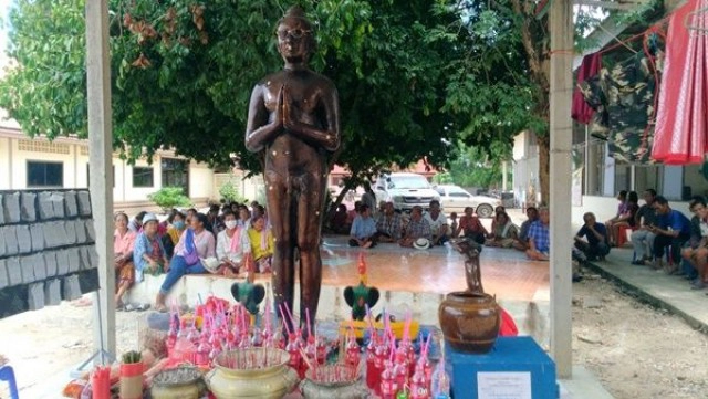 ไอ้ไข่แห่งวัดเนินมะค่าสร้างอภินิหาร คอหวยแห่ขอเลขเด็ดแน่นวัด