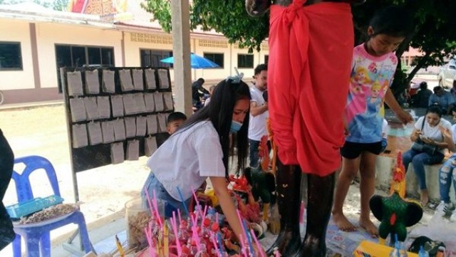 ไอ้ไข่แห่งวัดเนินมะค่าสร้างอภินิหาร คอหวยแห่ขอเลขเด็ดแน่นวัด