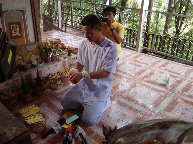 ลุงพลถือขันธ์ 5 ขันธ์ 8 ขอขมาหลวงปู่ลิ่นตามมติของชาวบ้าน