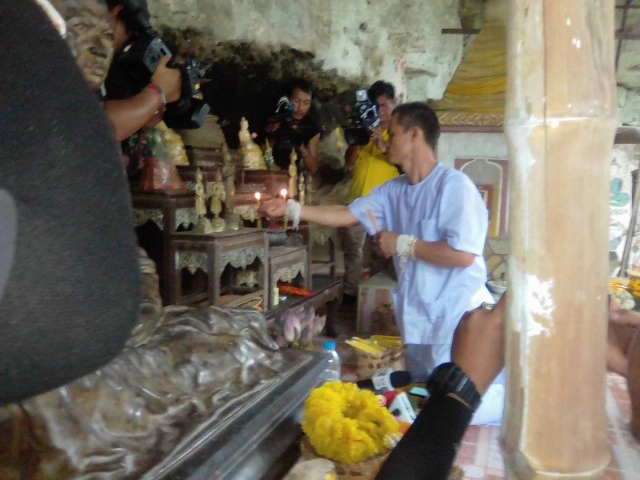 ลุงพลถือขันธ์ 5 ขันธ์ 8 ขอขมาหลวงปู่ลิ่นตามมติของชาวบ้าน