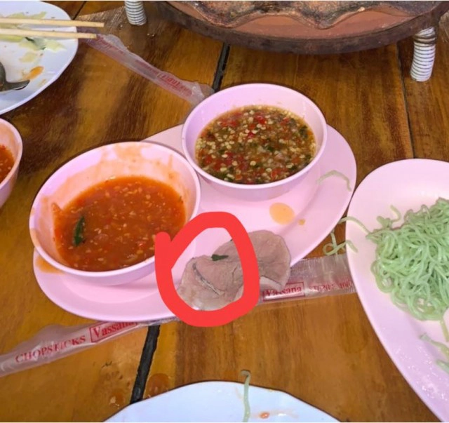 ลูกค้ากินหมูกระทะแท่งเหล็กโผล่ จ่ายเงินเต็มราคาแถมค่าปรับทานอาหารเหลือ