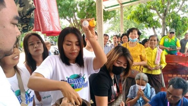 ไอ้ไข่แห่งวัดเนินมะค่าสร้างอภินิหาร คอหวยแห่ขอเลขเด็ดแน่นวัด