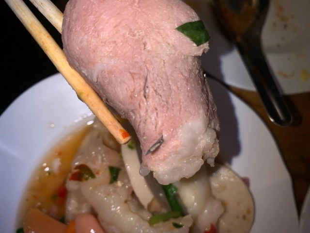 ลูกค้ากินหมูกระทะแท่งเหล็กโผล่ จ่ายเงินเต็มราคาแถมค่าปรับทานอาหารเหลือ