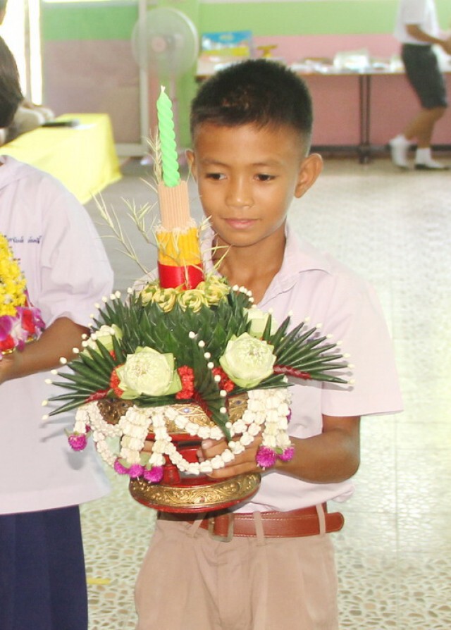 วงจรปิดจับภาพ 2 นร.ชาย วิ่งออกนอก รร. ทำไม้เรียวในมือครูสั่น แต่สุดท้ายพูดไม่ออก