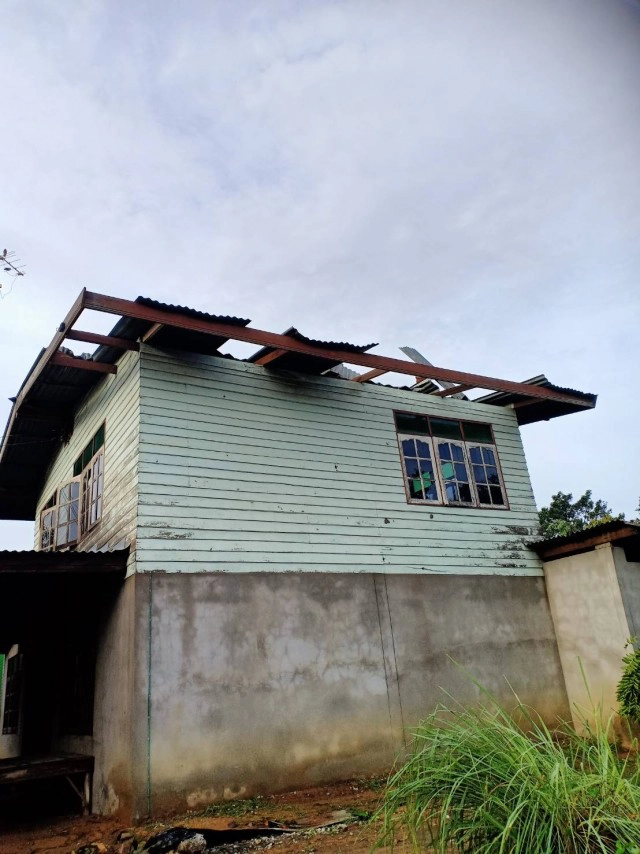 พายุพัดต้นไม้หักทับบ้านเร่งตรวจสอบให้การช่วยเหลือ