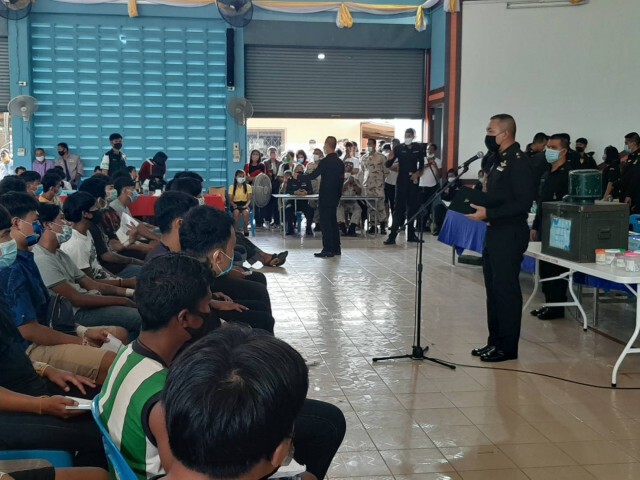 กองเชียร์แห่ล้นเฮลั่นลุ้นจับใบดำ-ใบแดง