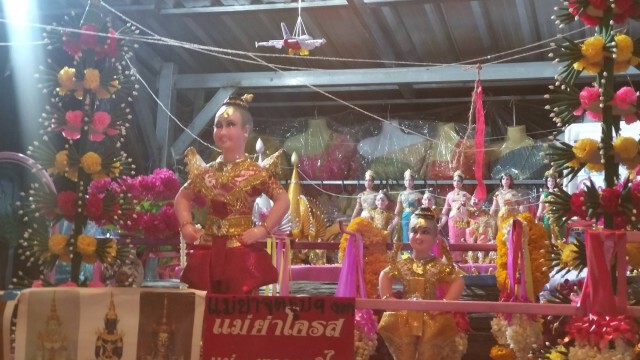 ฮือฮา! เงาดำปรากฏขณะคอหวยนับพันแห่รอเลขเด็ดแม่ตะเคียน