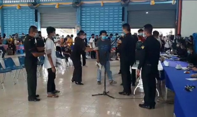 กองเชียร์แห่ล้นเฮลั่นลุ้นจับใบดำ-ใบแดง