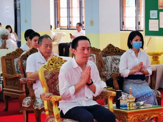 ผู้บริหารเครือเนชั่นนำคณะทอดผ้าป่าสร้างโกเมศไตรรัตนเจดีย์