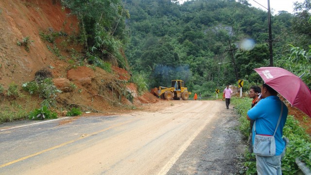 เร่งช่วยเหลือชาวบ้าน น้ำป่าทะลักไหลท่วมบ้านเรือน