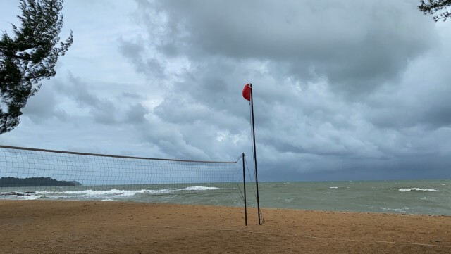 มรสุมคลื่นลมแรงหาดเขาหลักปักธงแดงห้ามลงเล่นน้ำทะเล