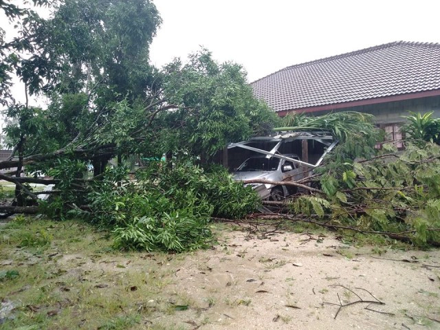 บ้านจมทะเล หลังคาปลิวว่อนกว่า 1,000 ครัวเรือน