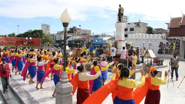 กลุ่มสตรีโคราช รำถวายย่าโมหลังถูกรายการลบหลู่ เพลงแรกจบฟ้าดินเป็นพยาน