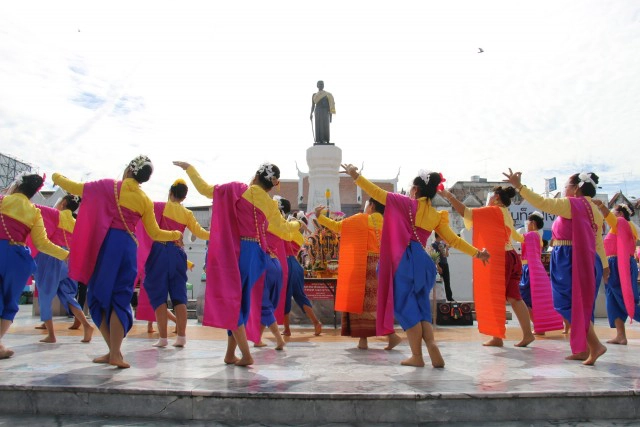 กลุ่มสตรีโคราช รำถวายย่าโมหลังถูกรายการลบหลู่ เพลงแรกจบฟ้าดินเป็นพยาน