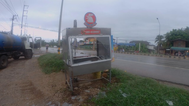 รถบรรทุกน้ำชนเสาไฟฟ้า-ร้านไก่ยางห้าดาวพังยับ