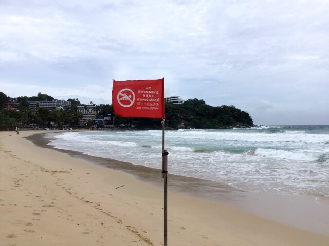 ปักธงแดงห้ามเล่นน้ำชายหาด จ.ภูเก็ต