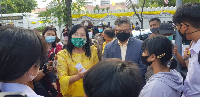 รู้จัก "ม็อบวัยใส" เสียงเด็กรุ่นใหม่หรือเหยื่อการเมือง?