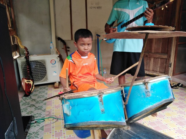 ครูมานะสอนเด็กฟรีเล่นดนตรีพื้นบ้านหวังผู้สืบทอดศิลปะอีสานใต้