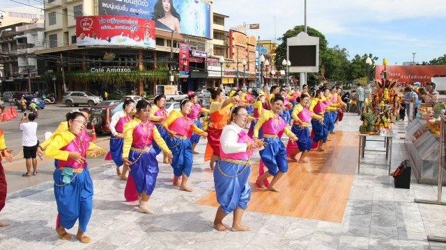 กลุ่มสตรีโคราช รำถวายย่าโมหลังถูกรายการลบหลู่ เพลงแรกจบฟ้าดินเป็นพยาน