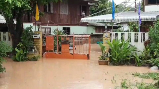 น้ำป่าหลากท่วม-เร่งย้ายของขึ้นที่สูง