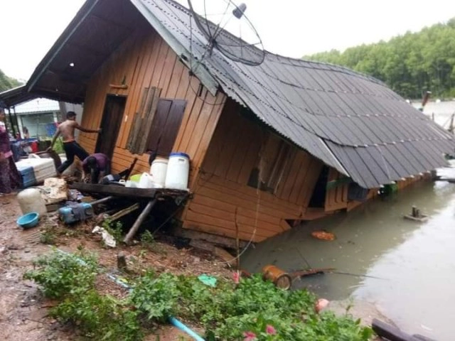 บ้านจมทะเล หลังคาปลิวว่อนกว่า 1,000 ครัวเรือน