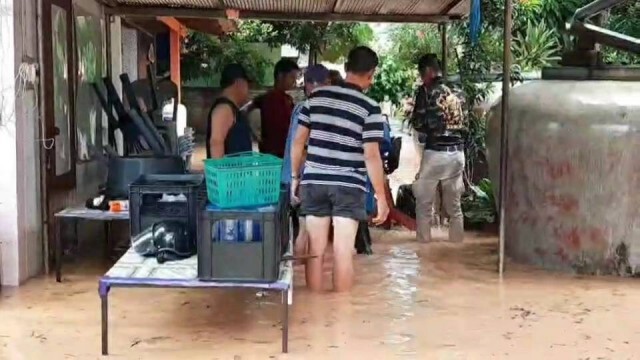 น้ำป่าหลากท่วม-เร่งย้ายของขึ้นที่สูง