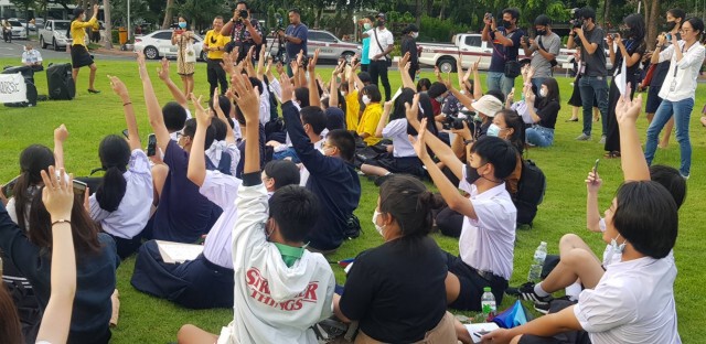 รู้จัก "ม็อบวัยใส" เสียงเด็กรุ่นใหม่หรือเหยื่อการเมือง?