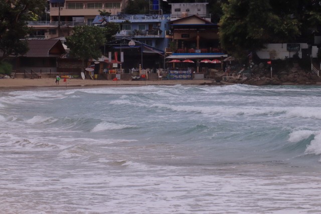 ปักธงแดงห้ามเล่นน้ำชายหาด จ.ภูเก็ต