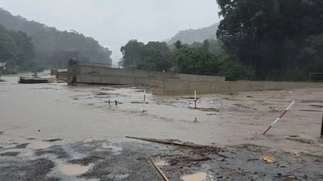 น้ำป่าเอ่อท่วมถนนเชียงใหม่​-เชียงราย​ งดใช้เส้นทางชั่วคราว​