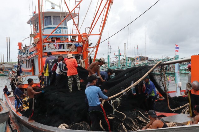ปักธงแดงห้ามเล่นน้ำชายหาด จ.ภูเก็ต