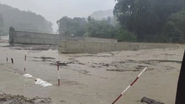 น้ำป่าเอ่อท่วมถนนเชียงใหม่​-เชียงราย​ งดใช้เส้นทางชั่วคราว​