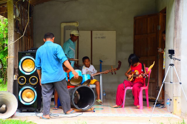 ครูมานะสอนเด็กฟรีเล่นดนตรีพื้นบ้านหวังผู้สืบทอดศิลปะอีสานใต้
