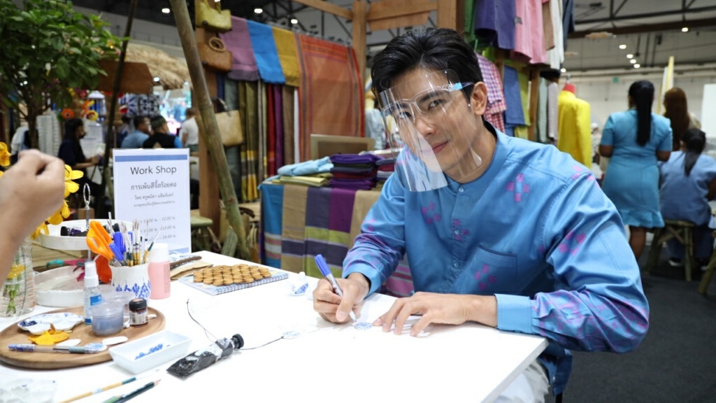 เวิร์คชอปงานหัตถศิลป์ด้วยฝีมือตนเอง ในงาน "ศิลปาชีพทอใจ วิถีใหม่ใต้ร่มพระบารมี เวิร์คชอปงานหัตถศิลป์ด้วยฝีมือตนเอง ในงาน "ศิลปาชีพทอใจ วิถีใหม่ใต้ร่มพระบารมี