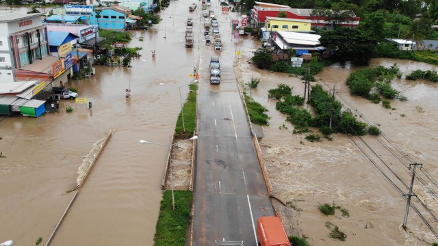 ฝนตกต่อเนื่อง น้ำท่วมถนน บ่อปลา ไร่นาของชาวบ้านเสียหาย
