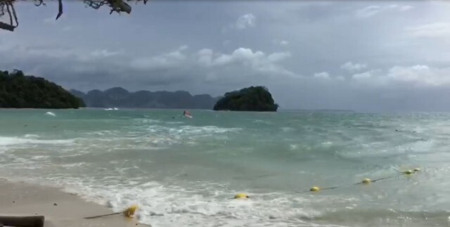 คลื่นซัดสะพานลงเรือขาด