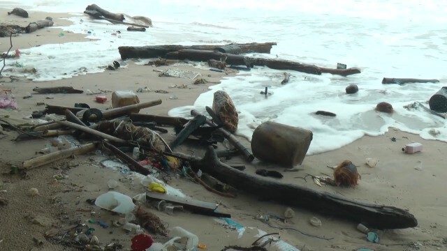 "ซินลากู" พัดขยะเกลื่อนหาดป่าตอง