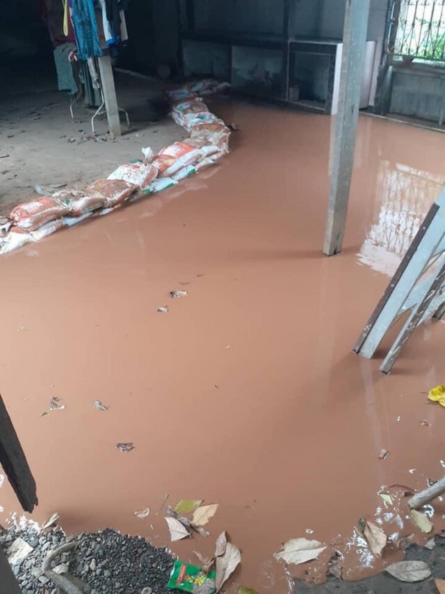 น้ำโคลนผุดกลางบ้านจากโครงการวางท่อส่งน้ำมัน