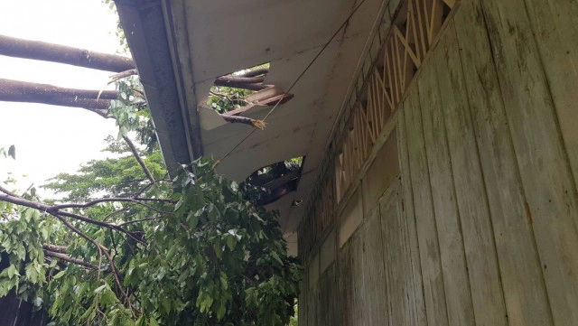 ประกาศหยุดเรียน 3 วัน  ต้นไม้ล้มทับอาคาร-บ้านพักครู