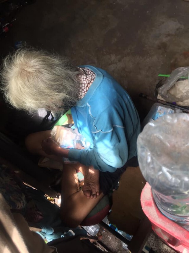 พบหญิงชรา ยื่นมือโบกเรียกขออาหารประทังชีวิต