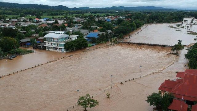 พระ-เณร80รูปปีนกำแพงหนีน้ำท่วม
